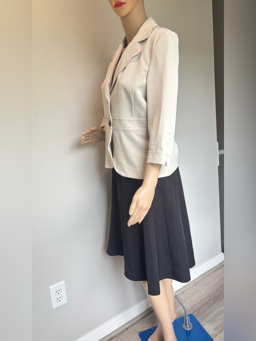 Courtenay Set Cream Two-Button Tailored Blazer 3/4 sleeves and Black Skirt - Picture 5 of 14
